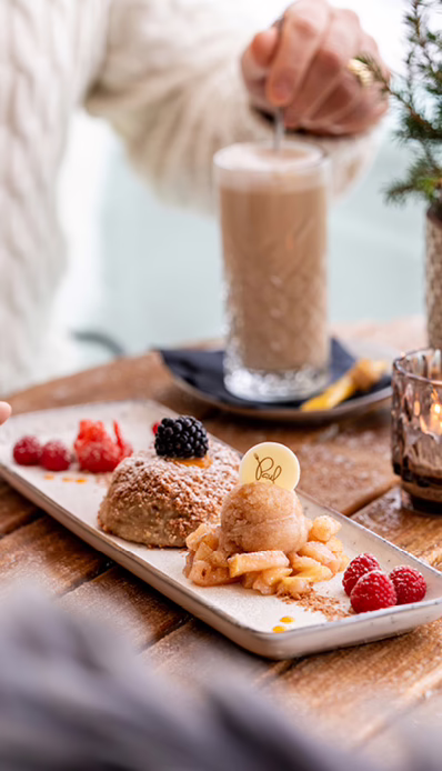 Dessert mit Früchten und Eiscreme