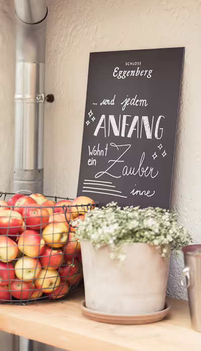 Äpfel und inspirierendes Schild.