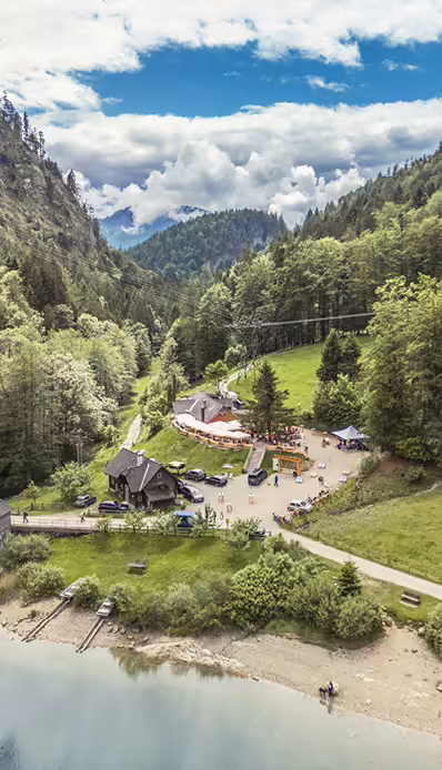 Berglandschaft mit Hotel und Natur