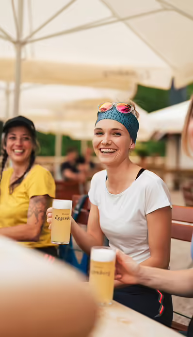 Menschen genießen Getränke im Freien