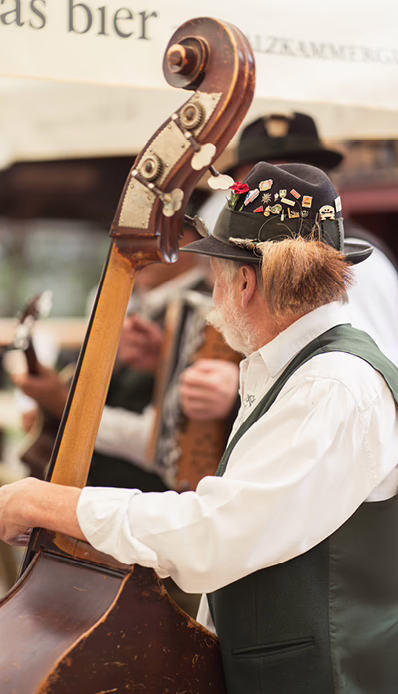 Musiker mit Kontrabass und Hut