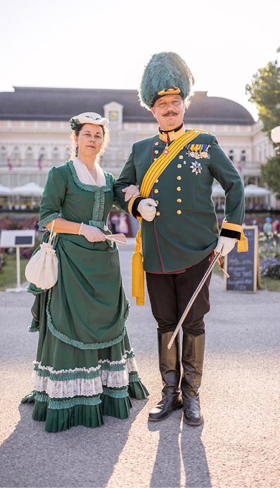 Historische Kleidung, festliche Atmosphäre.