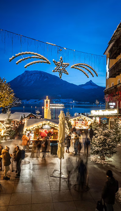 Weihnachtsmarkt mit festlicher Beleuchtung