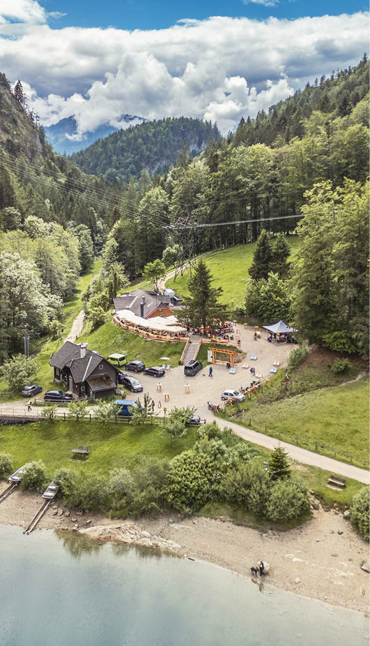 1 Almhütte zwischen Bergen, davor der See