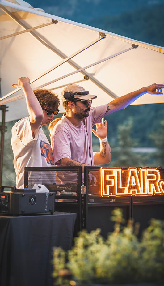 Zwei DJs hinter dem DJ Pult