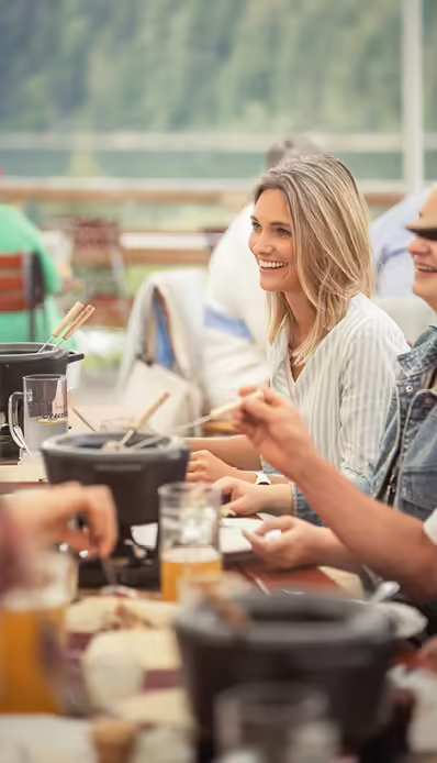 Geselliges Fondue-Essen im Freien am See