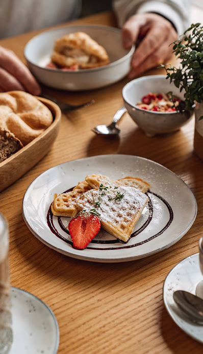 Waffel mit Erdbeere und Puderzucker
