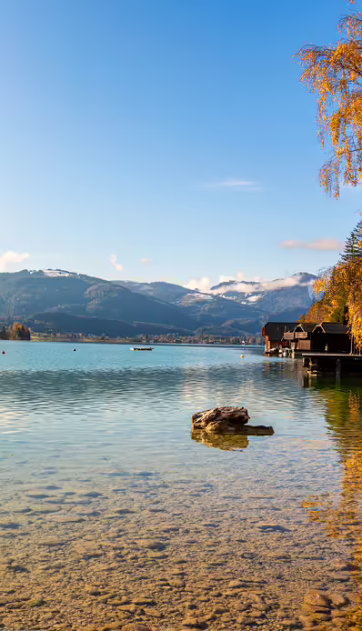 Ruhiger See mit Bergen im Hintergrund