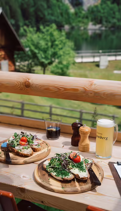 Leckeres Essen mit Bier im Freien