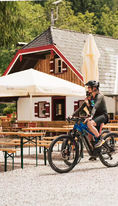 Radfahrer vor einem Restaurant.