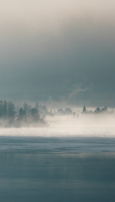 Der Wolfgangsee und darüber Nebelschwaden
