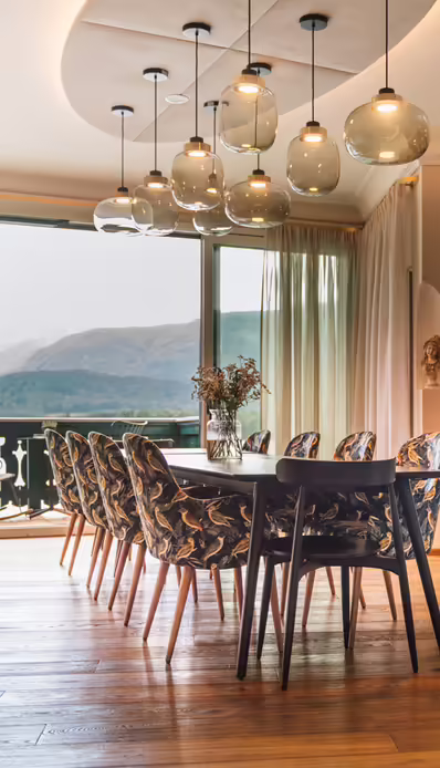 Moderne Esszimmer mit Aussicht und Beleuchtung