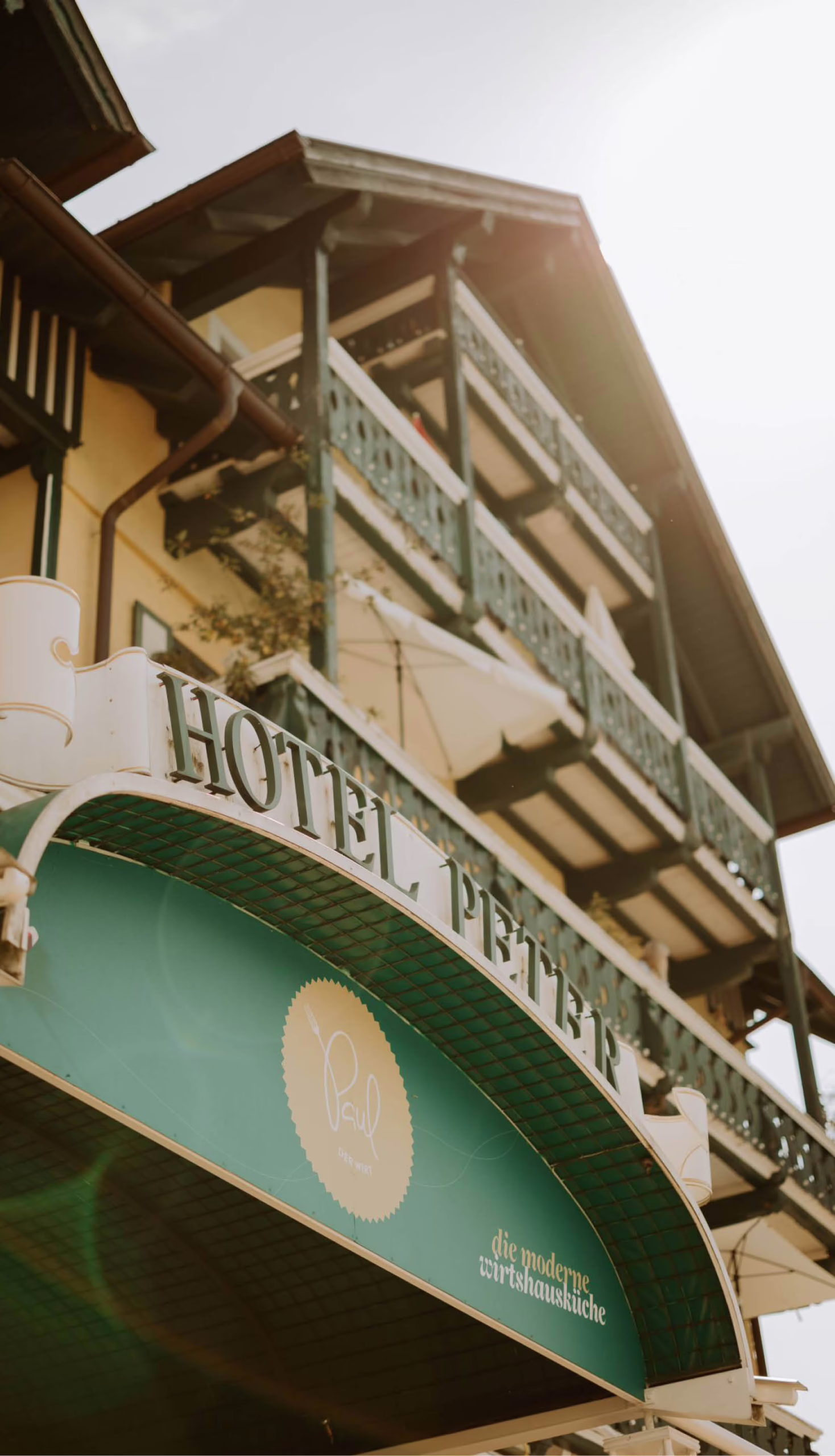 Hotel Peter von Aussen mit grünen Balkonen