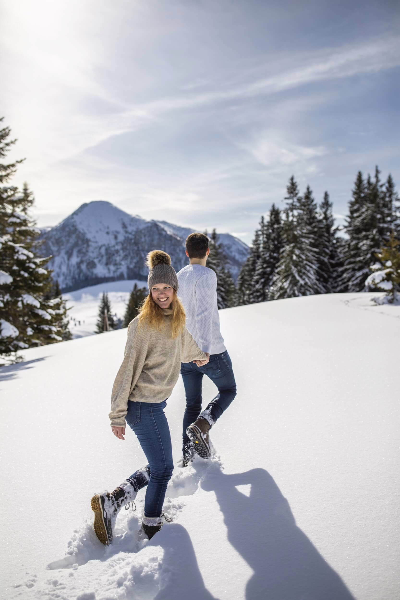 Paar wandert durch verschneite Landschaft