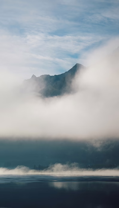 Berglandschaft mit Nebel über Wasser