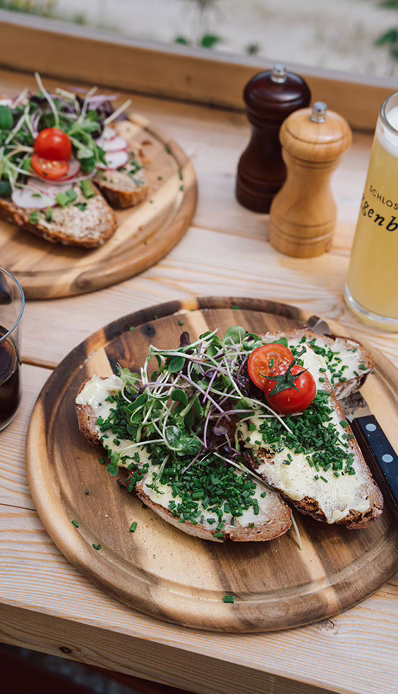 Brot mit Kräutern und Gemüse