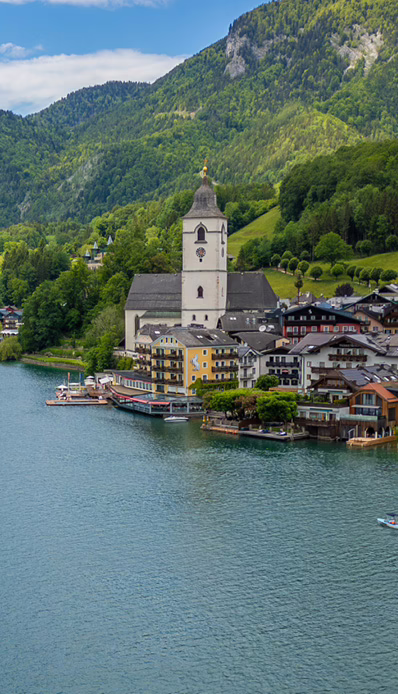 Idyllisches Dorf am See mit Kirche