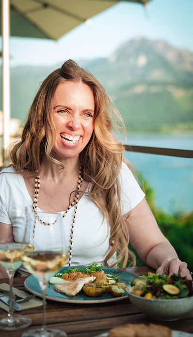 Frau beim Essen mit Aussicht