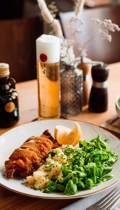 Frittiertes Essen mit Salat und Bier