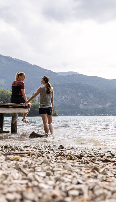 Zwei Wanderdamen im See und am Steg