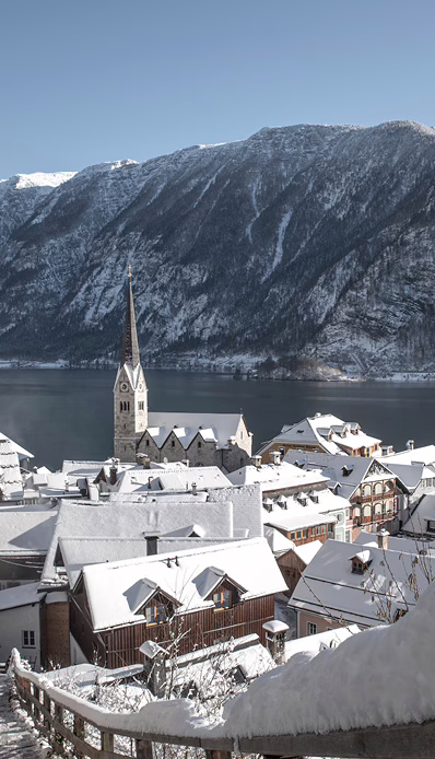 Schneebedeckte Stadt mit Kirche