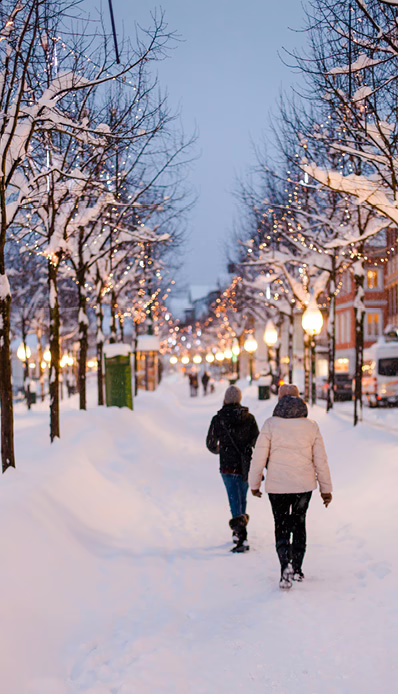 Schneebedeckte Straße mit Weihnachtslichtern